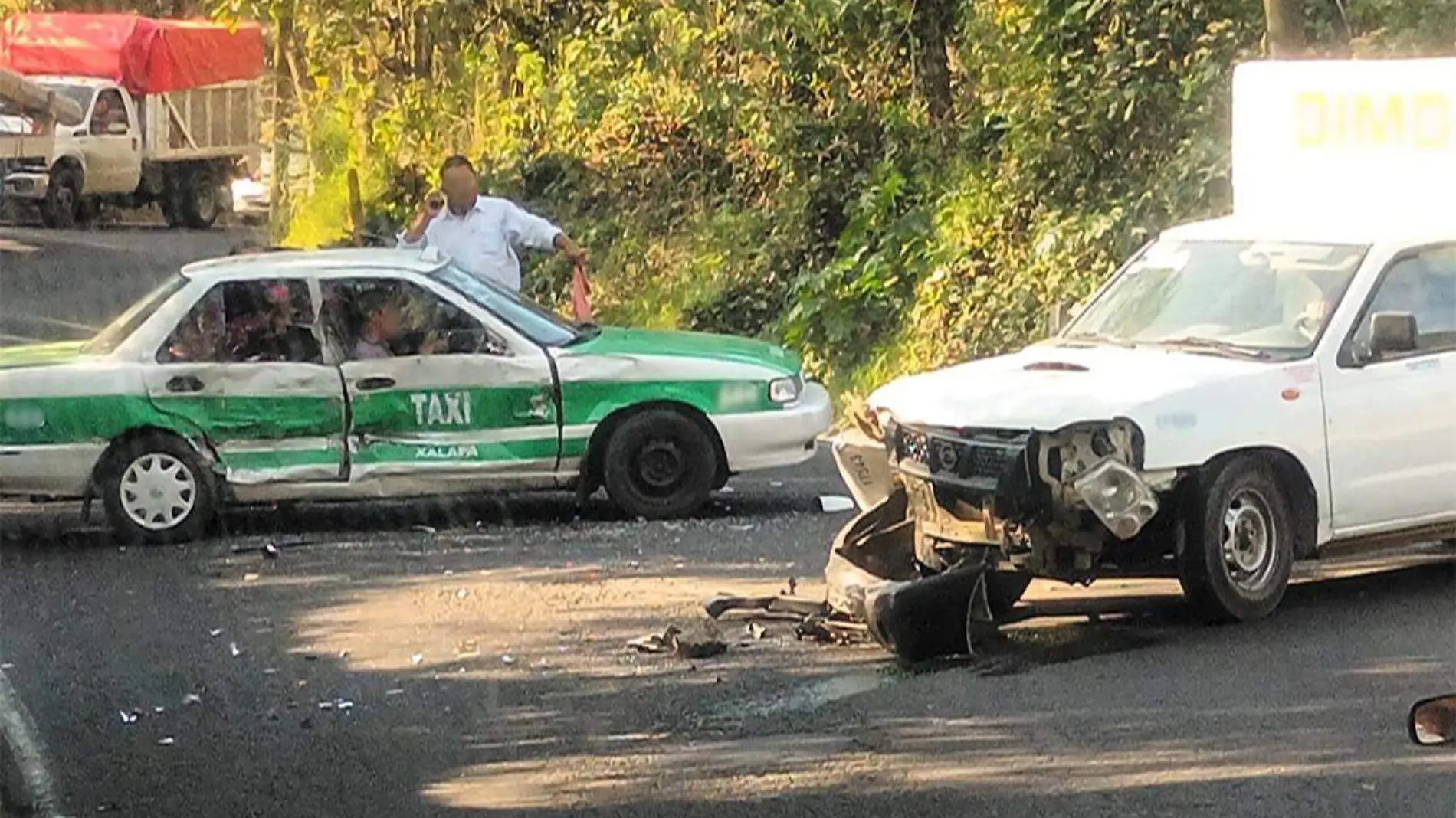 Camioneta y taxi